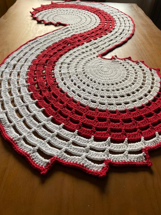 Toalha / trilho de mesa espiral crochet