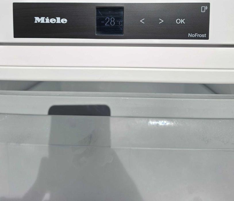 Congelador de instalação livre Miele modelo FNS4382d Branco