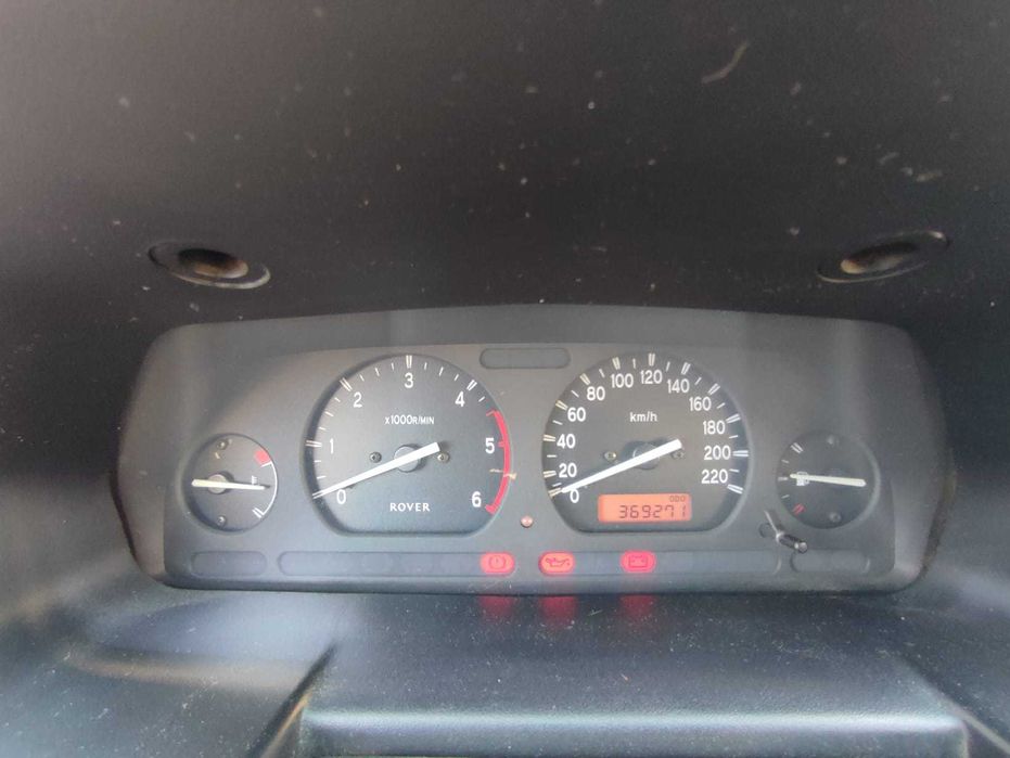 Carro Rover 25 do ano de 2000.