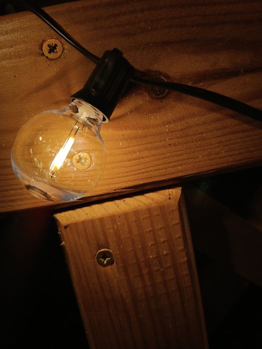 Вулична гірлянда з лампочками