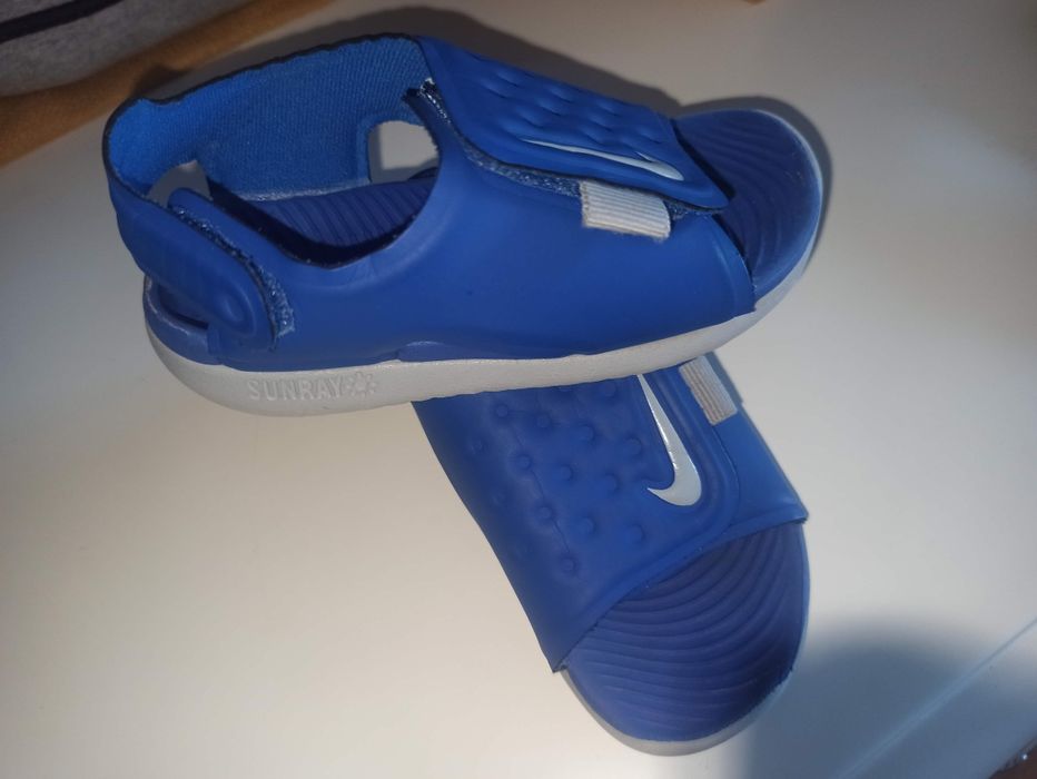 2 pares de calcado n23,5 e 23/24(Nike, havaianas)