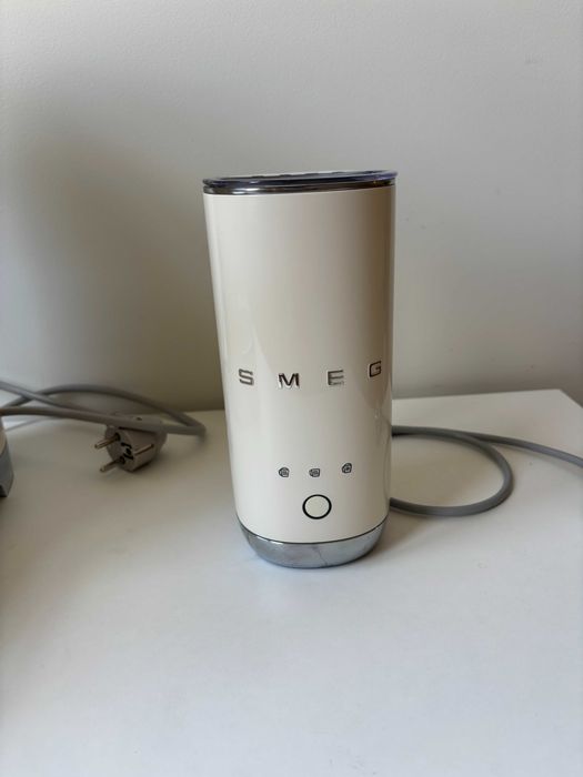 Máquina de café SMEG e o seu batedor de leite