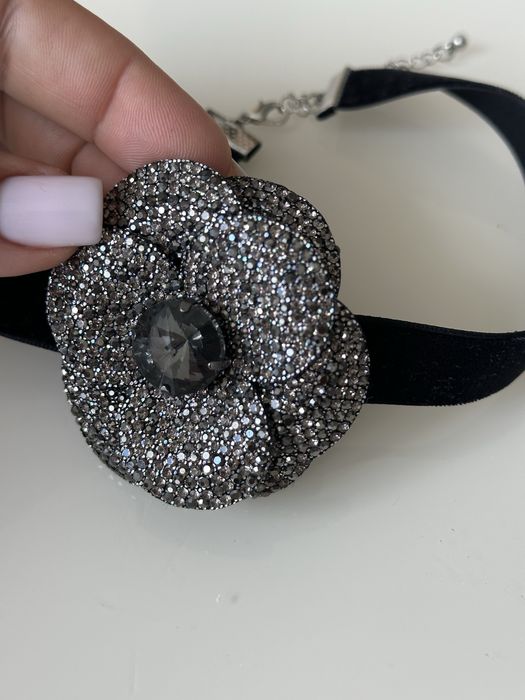 Роскошный чокер на шею с цветком усеянным камнями