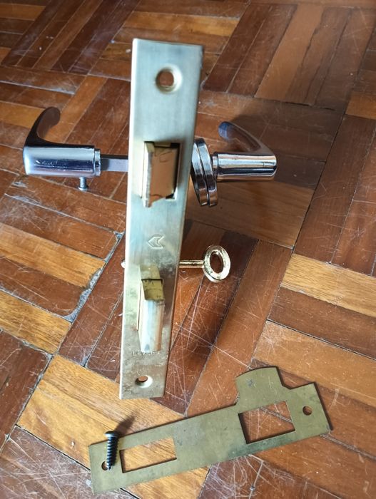 Fechadura de quarto (só tem uma chave) NOVA!*