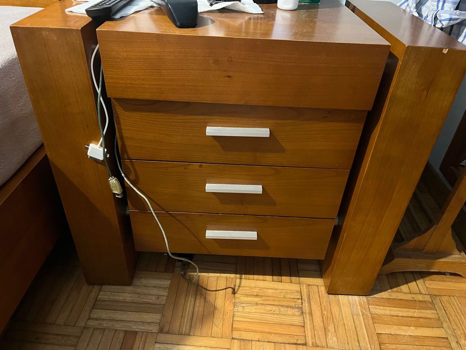 Cama de casal em madeira