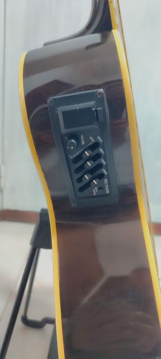 Guitarra eléctro acústica