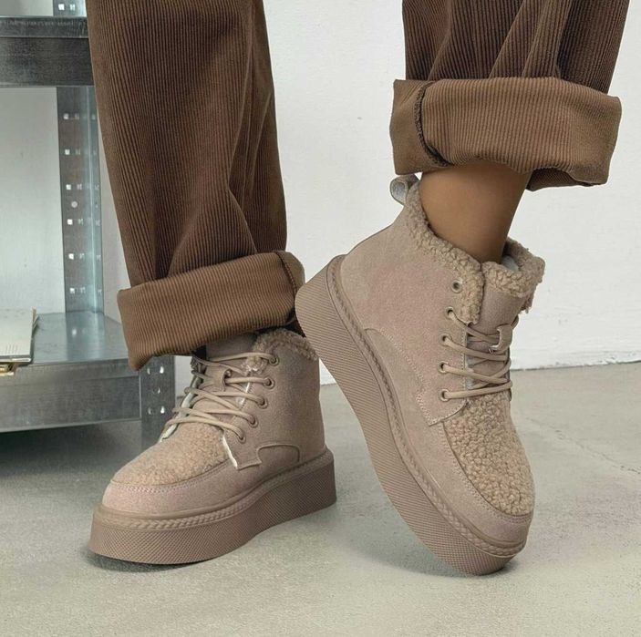 Женские зимние замшевые ботинки кроссовки на меху бежевые