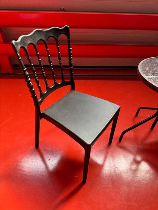 Mesa de bar redonda Ø60cm com tampo em vidro e duas cadeiras