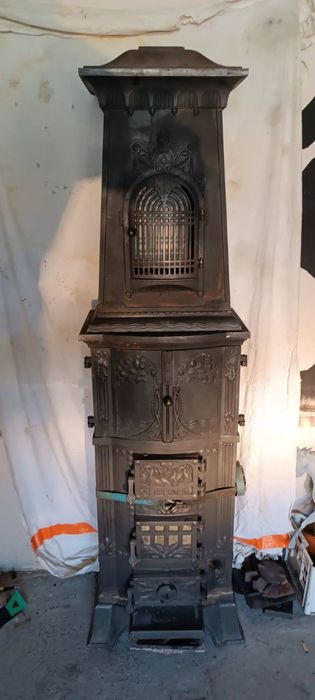 Zabytkowy kominek żeliwny