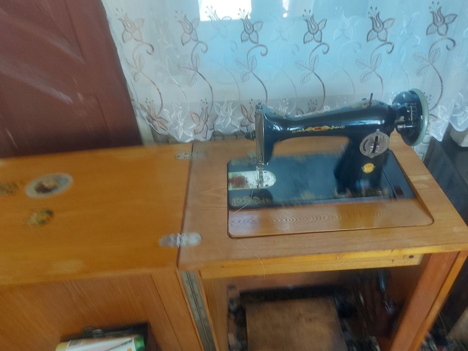 Продам швейну машинку.