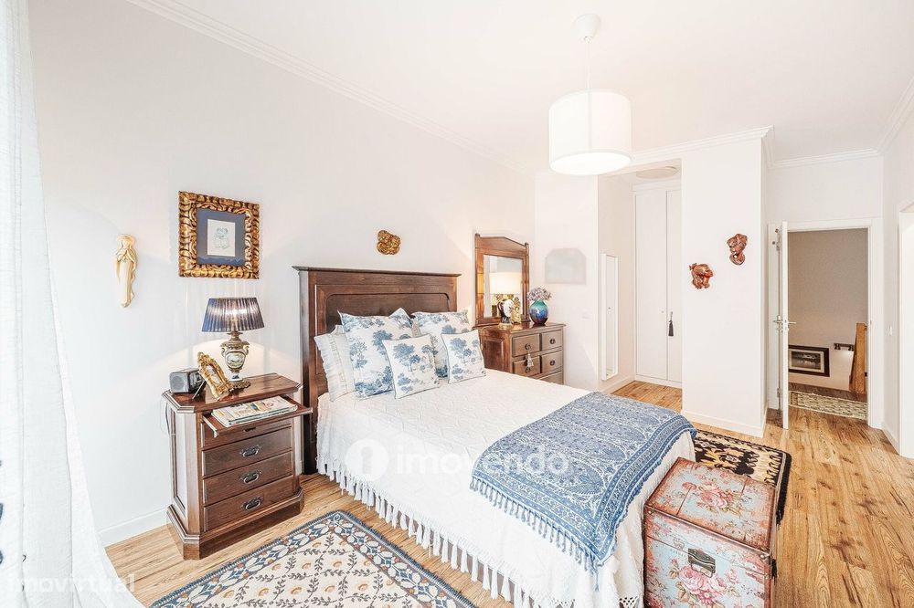 Apartamento T3 Duplex, com estacionamento, no Condomínio do Loural