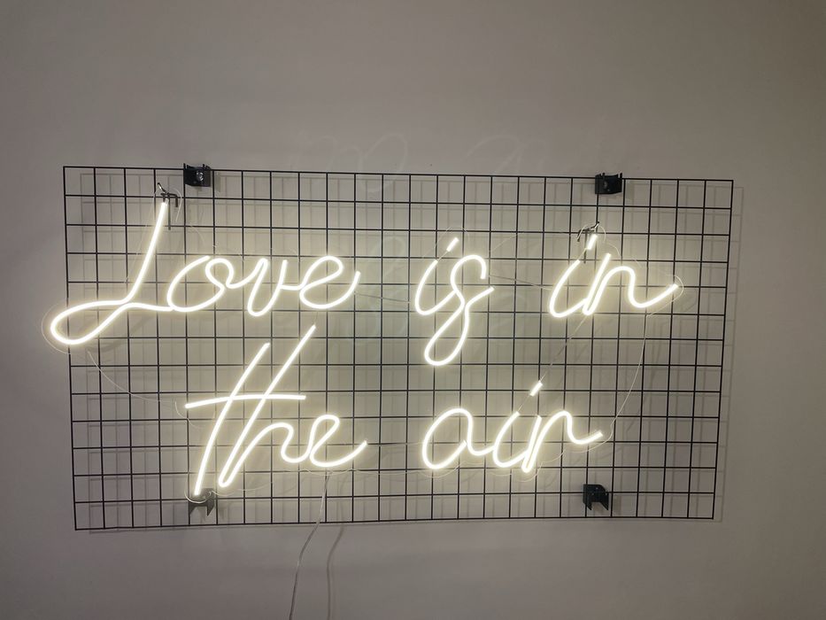Napis LED - Love is in the air neon ślubny