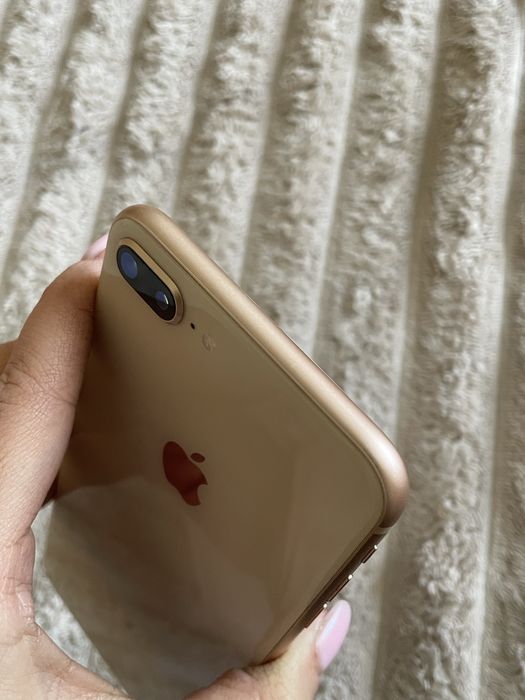 Продам iPhone 8+