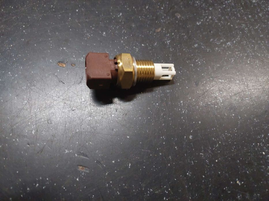Czujnik temperatury powietrza wlotowego pasuje do: ALFA ROMEO 155; FERRARI F40; FIAT BRAVA, BRAVO I, COUPE, MAREA, PALIO, SIENA, TEMPRA, TIPO; FORD ESCORT V, SIERRA II; LANCIA DEDRA 1.0-5.3 12.81-