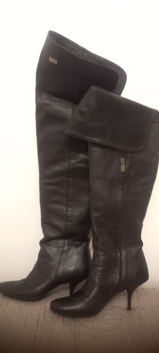 Bota de cano alto em pele