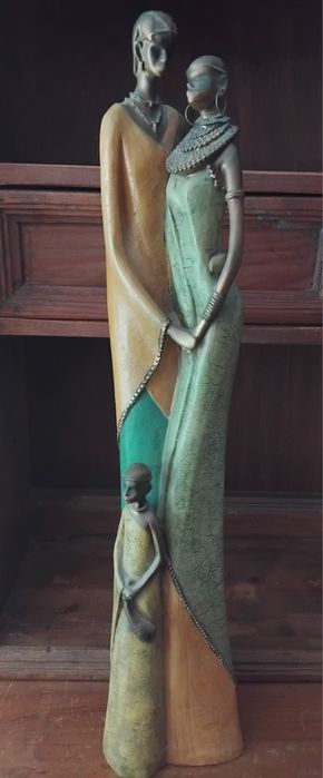 Estatueta africana com 63 cm de altura