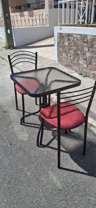 Mesa de Vidro + 2 Cadeiras Estofadas (Vermelho) – Como Novo