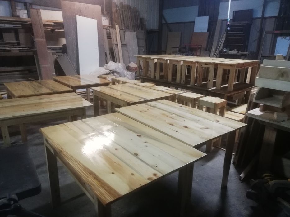 Vários tipos de mesas e bancos de madeira rústica e muito robusta.