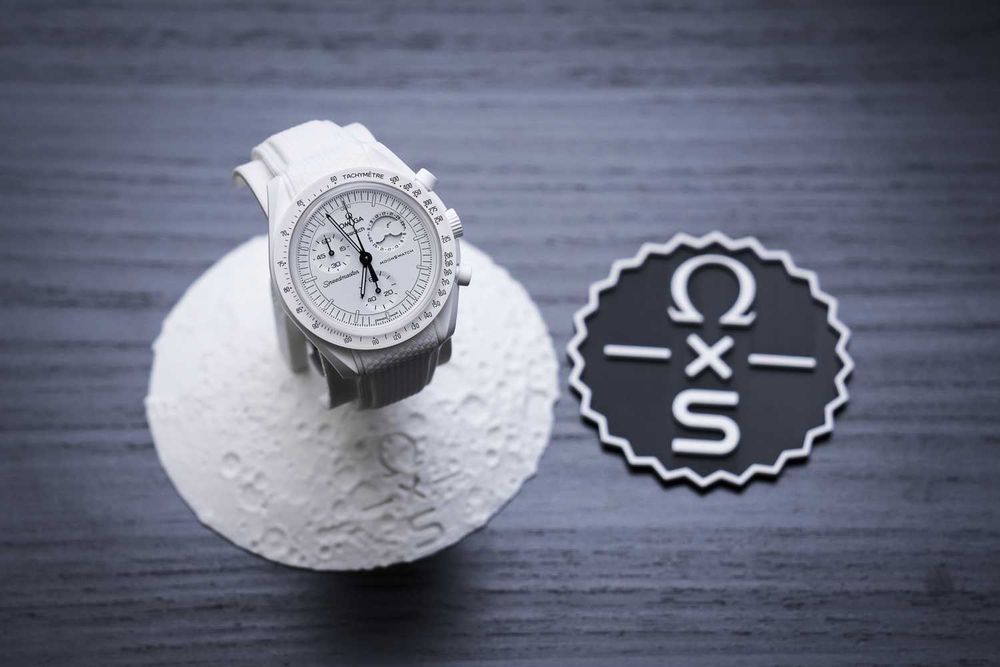 Omega x Swatch MoonSwatch - stojak na zegarek w kształcie księżyca!