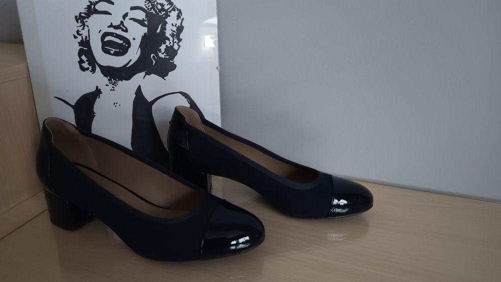 Granatowe czółenka na obcasie