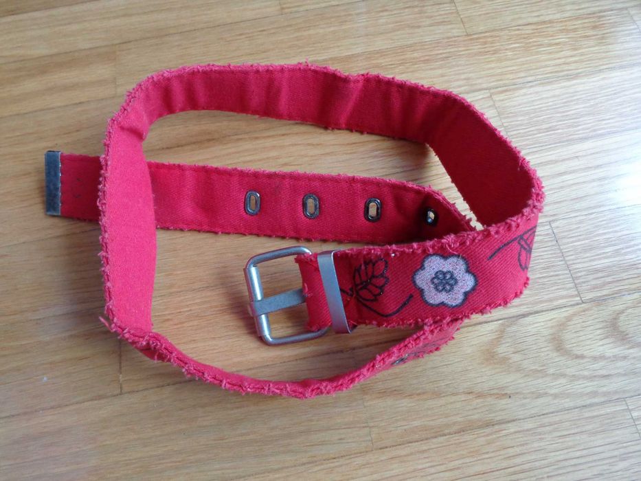Cinto vermelho com flores