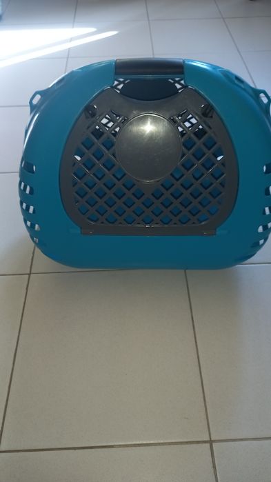 Transportadora para animais, resistente.