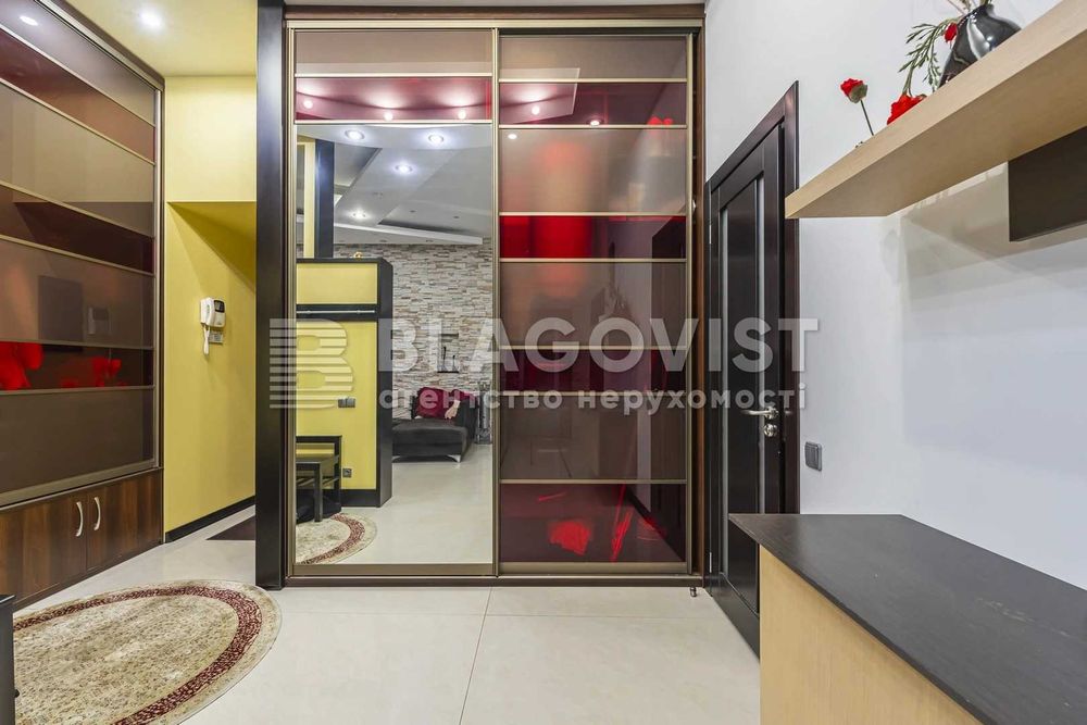 Apartment in Kyiv, Pyrohiv - View 5