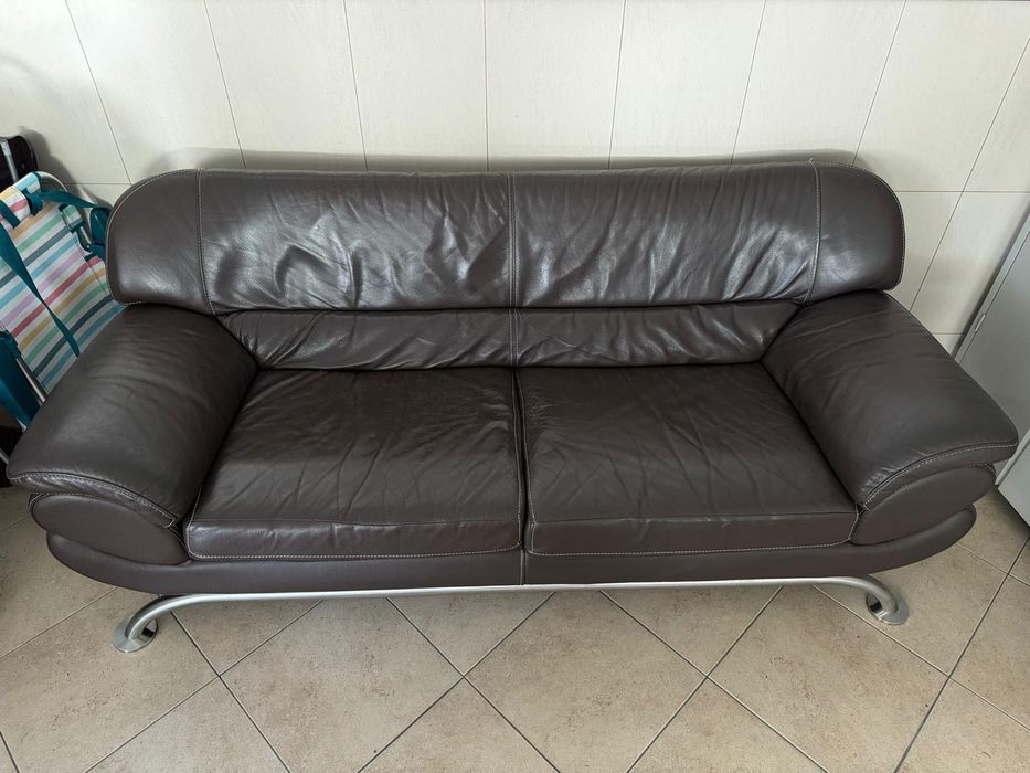 Sofás em pele (pés em inox)