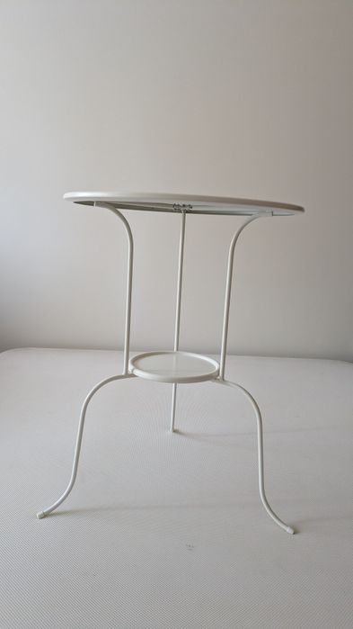 2  Mesas de cabeceira IKEA