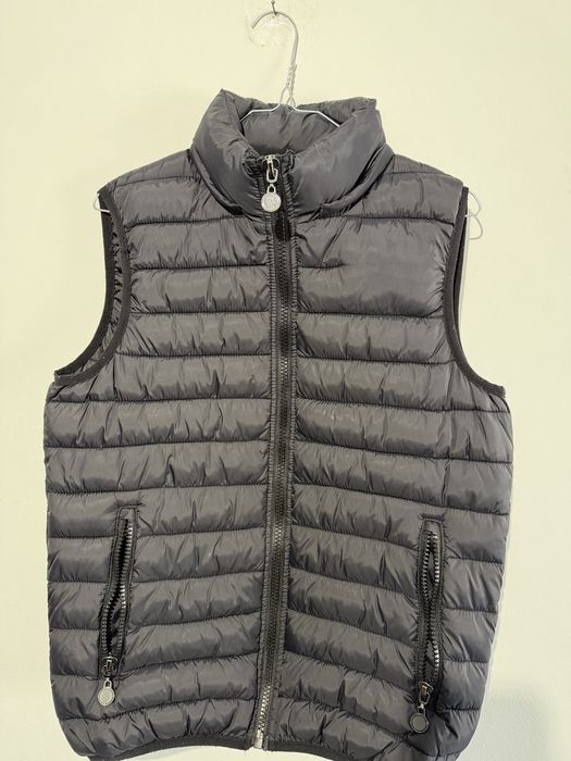 Colete preto com capucho removível