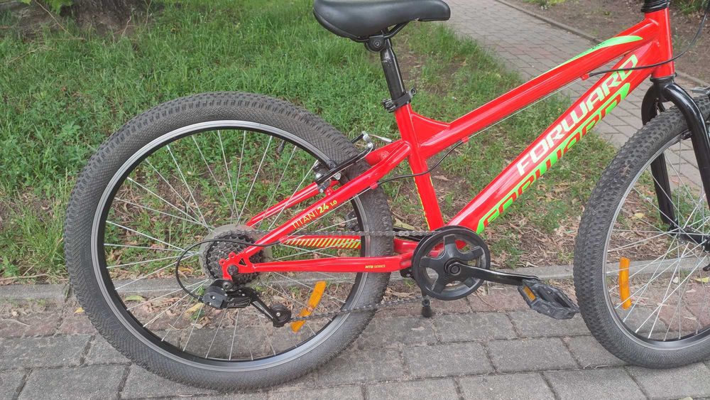 Rower młodzieżowy Forward Titan 24″ – stan bdb, gotowy do jazdy