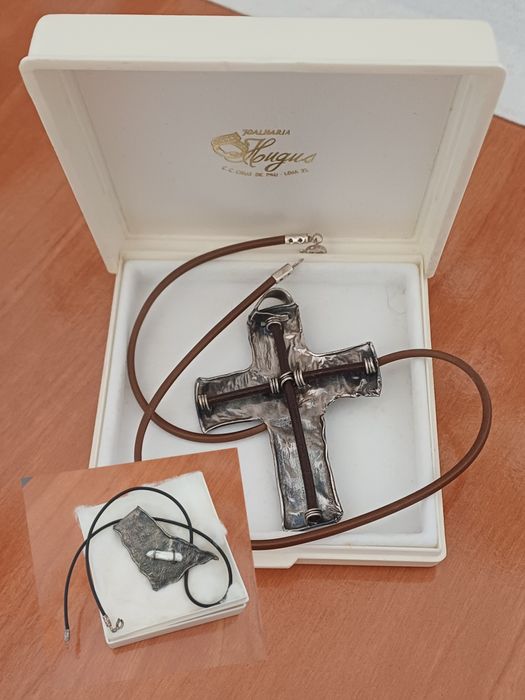 Anéis e colares em  prata