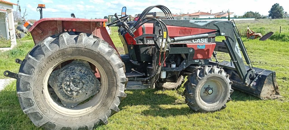 Trator Case IH 385 com carregador frontal