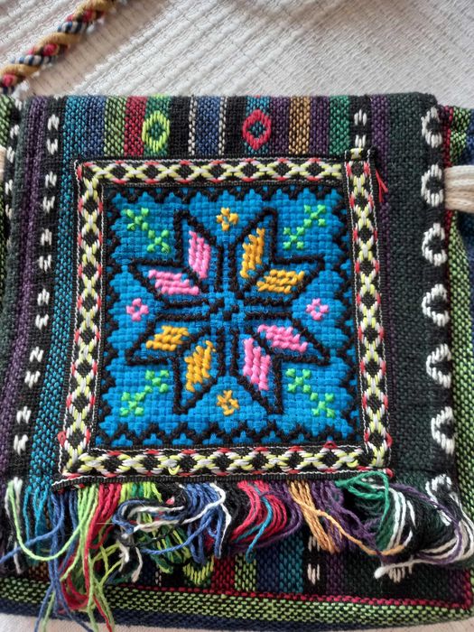 Bolsa artesanal, bordada