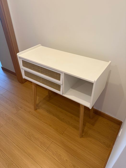 Consola branca com rattan