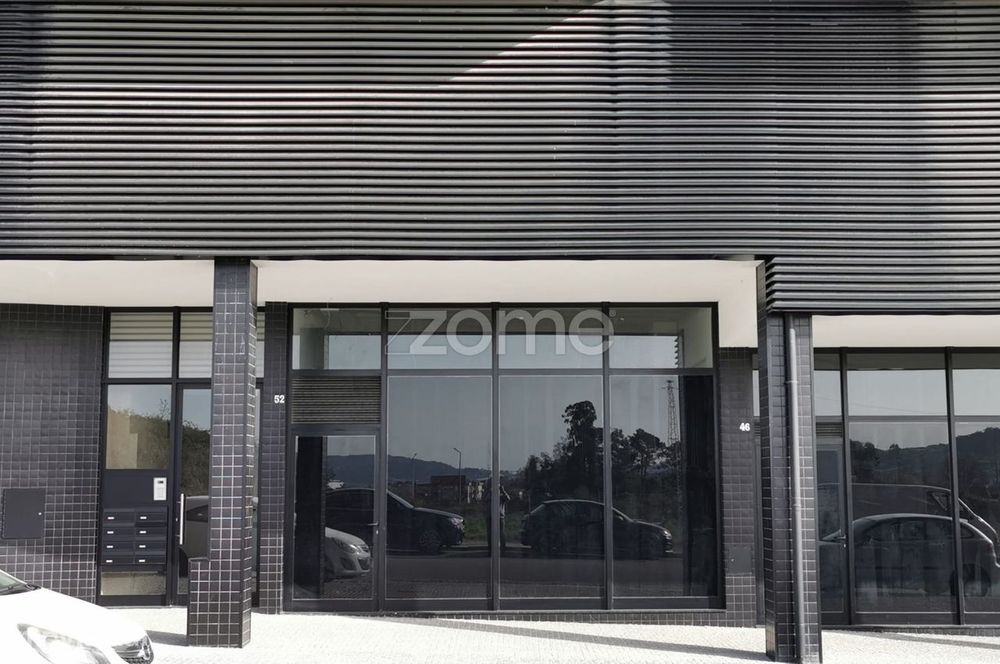 Loja com mezanino para Comércio e Serviços no Centro de Felgueiras