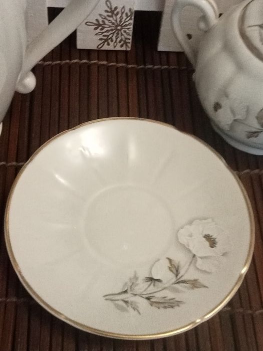 Bule, açucareiro , leiteira e chávena de porcelana de Viana