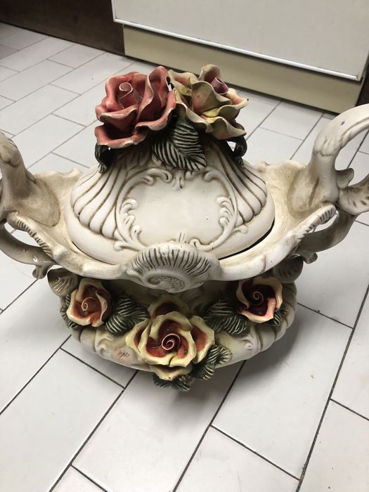 Terrina antiga em bom estado.