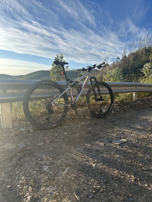 Bicicleta suspensão total