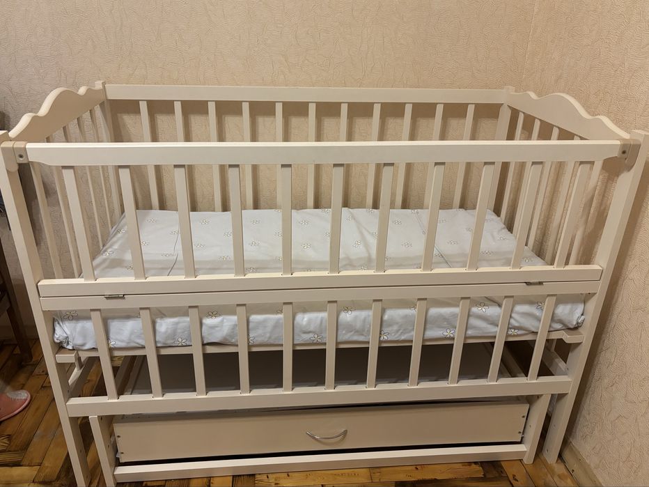 Дитяче ліжечко з маятниковим механізмом