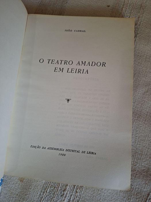 Livro antigo sobre o Teatro Amador em Leiria