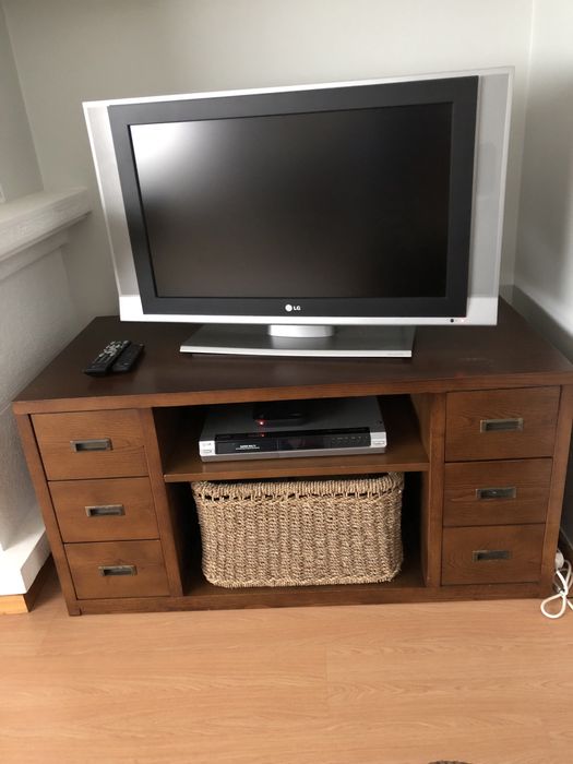 Movel TV com garrafeira incluida e gavetas para CDs, DVDs entre outros