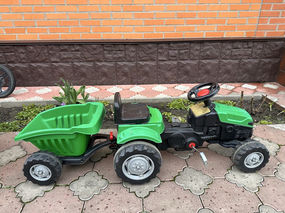 Дитячий трактор з причепом