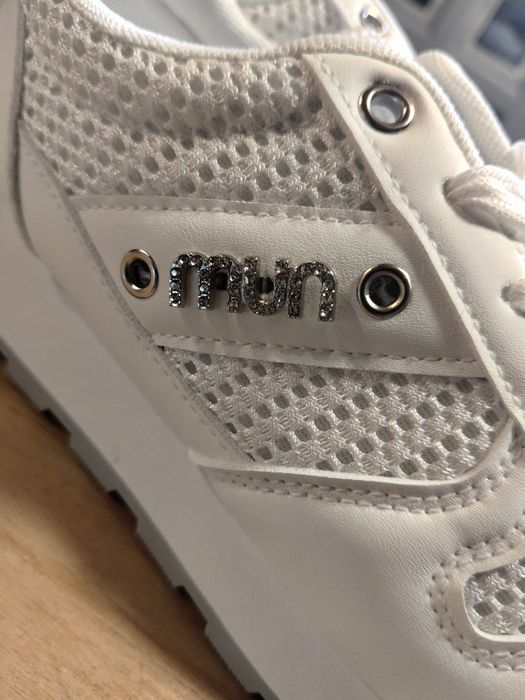 Nowe obuwie sportowe damskie