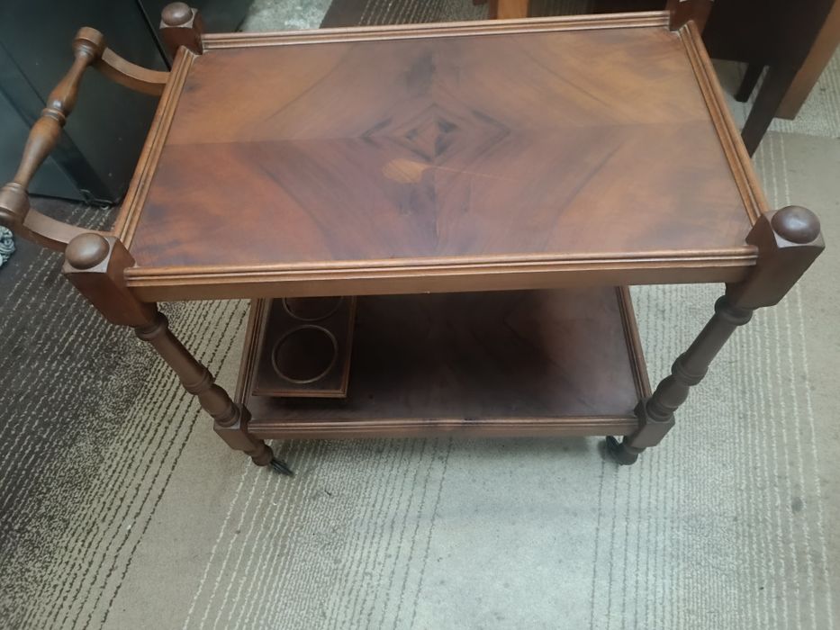 Bar em castanho com rodas bom estado