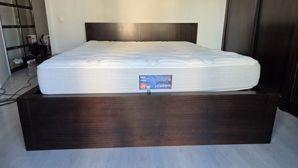 Cama + 2 Mesas de Cabeceira em Madeira Maciça Wengué