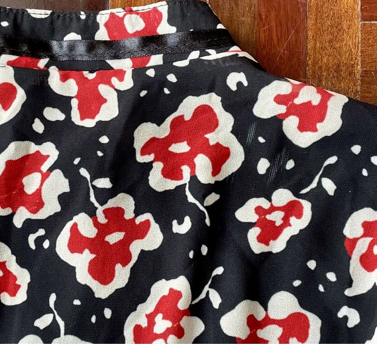 Vestido curto preto floral com detalhes em renda