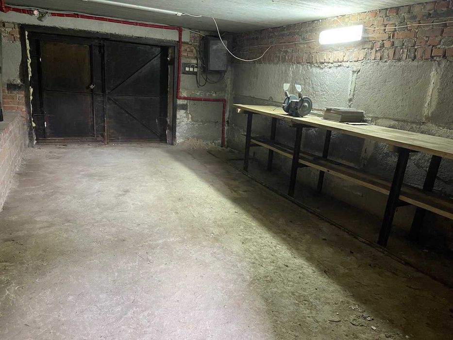 Оренда гаражу в приватному будинку з погребом під склад Трисвя Слобода