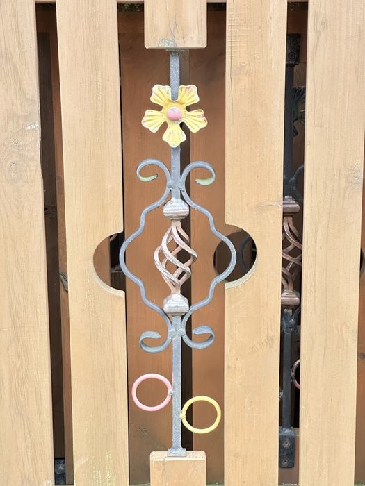 Kure elementy do ogrodzenia