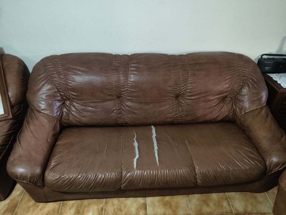 Vendo sofá cama de 3 lugares em pele sintética
